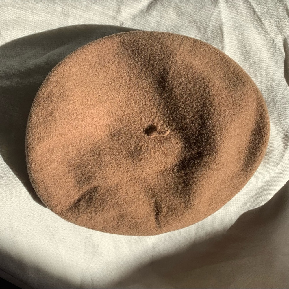 CLYDE Classic and versatile wool beret in camel.